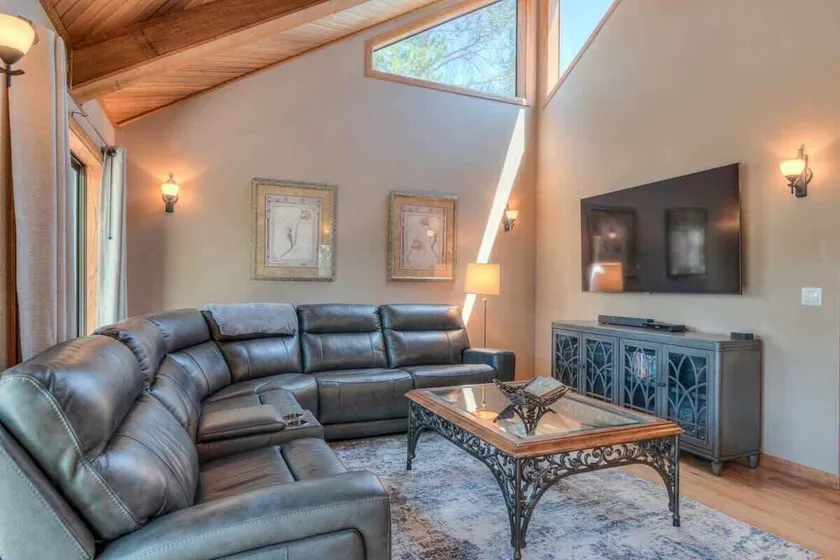 Private deck facing the River, private hot tub, ping pong table, outdoor seating, sharc passes included! - Image 1