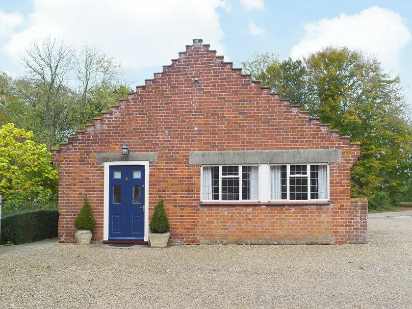 2 bedroom accommodation in Fressingfield - Image 1