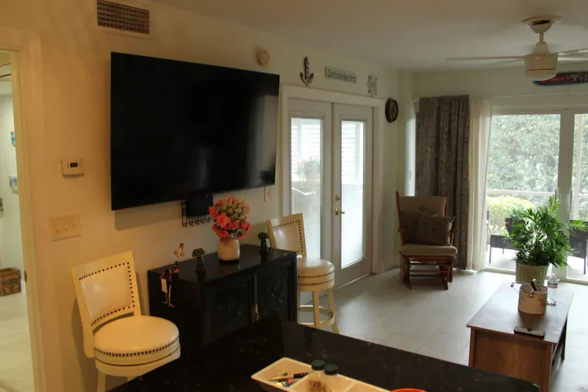 Hidden Getaway. One bedroom Condo, Walking Distance To Beach, Pool, Tennis, Golf - Image 1