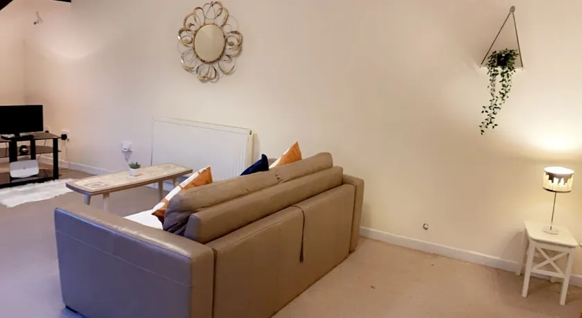Impeccable 1-Bed, Sleeps 2, Free Parking - Image 1