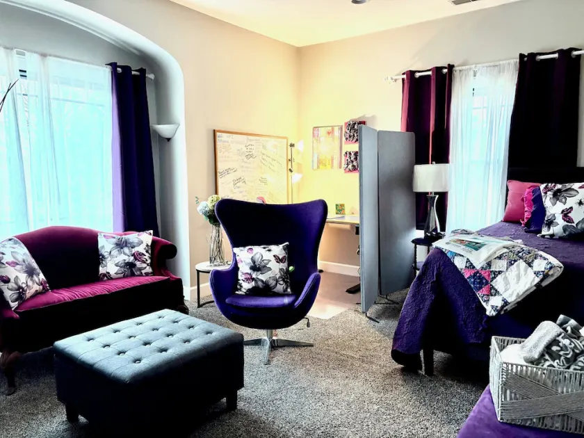 QUIET PEACE RETREAT CLOSE TO DOWNTOWN INDY – WOMEN ONLY - COMFY & SECURE - Image 1