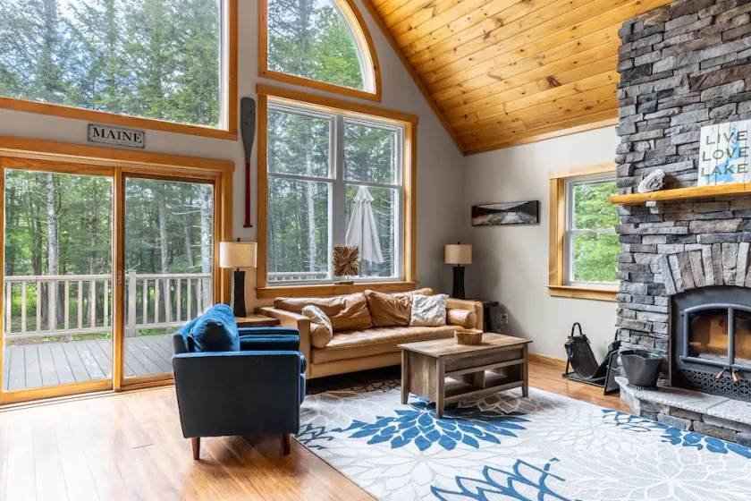 Fredelig og privat Sebec Lake Waterfront! Rustik luksus, gratis WIFI og mere. - Image 1
