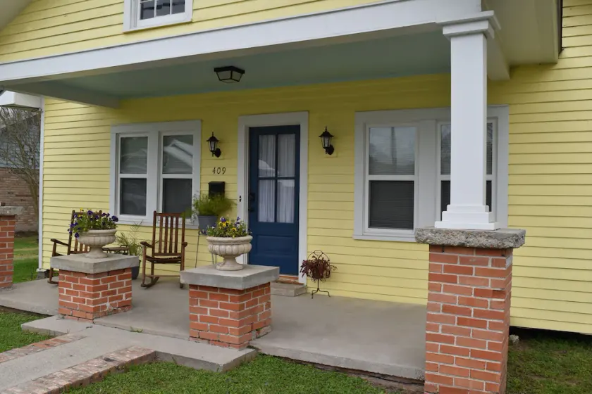 \"Henrietta's Magnolia\" Located 2 1/2 blocks from historic downtown Breaux Bridge - Image 1