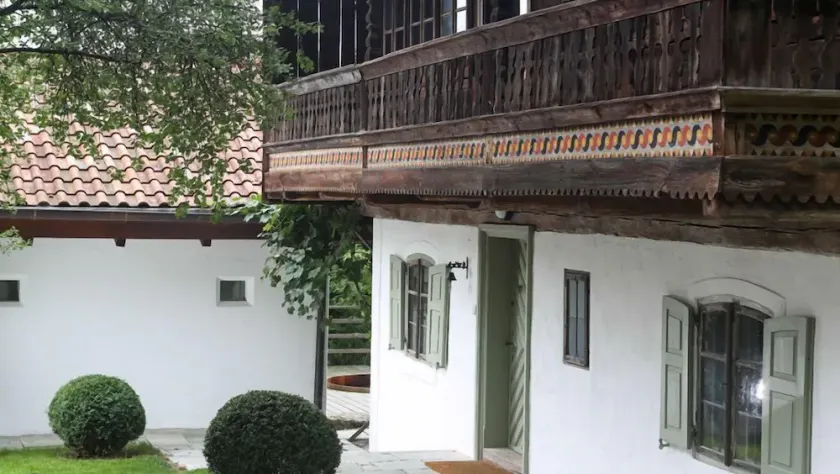 HISTORIC BAVARIAN COTTAGE; Heritage Stay with Sauna and Spa, 35min from Munich - Image 1