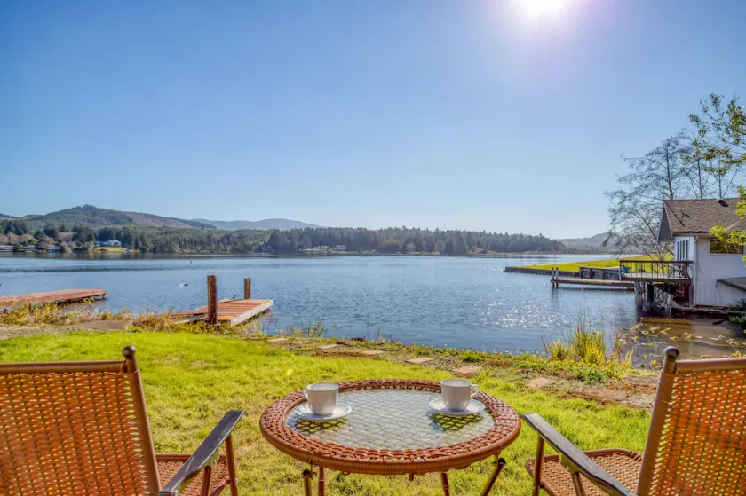 Modern Lakefront Home with Incredible Water Views, Next to Regatta Park - Image 1
