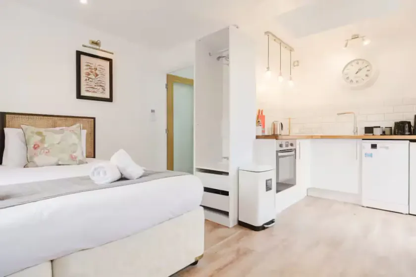 Cosy Studio Annexe Central Cheltenham - Image 1