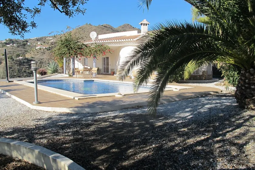 SEHR SCHÖNE VILLA IN RUHIGER LAGE MIT BLICK AUF MEER UND BERG - Image 1