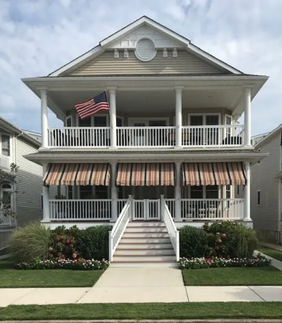 Spacious 5-Bedroom Beach House – Ideal for Families, Walk to Ocean & Downtown - Image 1