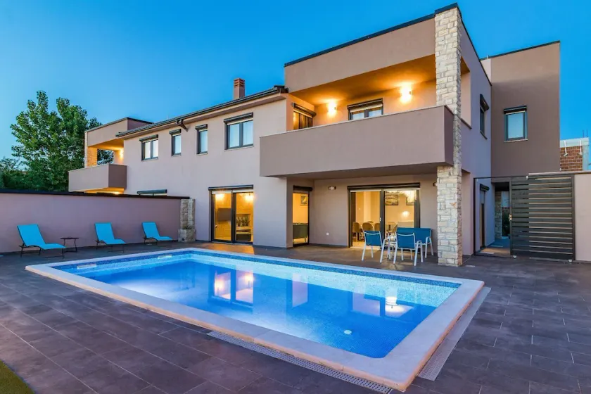 Lujosa villa con piscina privada y terraza - Image 1