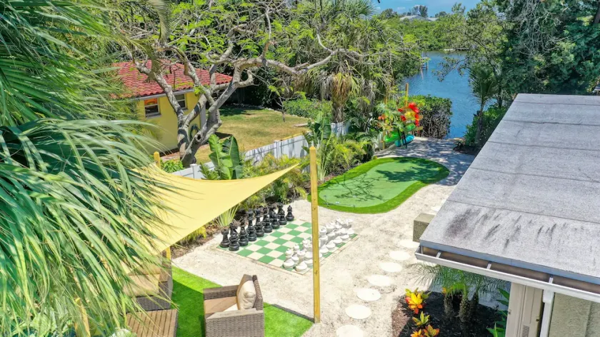 Ground Floor Lakefront Resort, Private Dock, Heated Pool & Spa, Close to Beach - Image 1