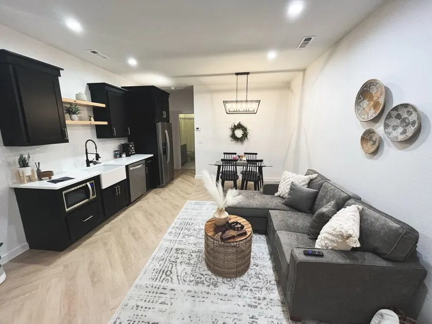 High-end luxurious studio within walking distance to downtown! - Image 1