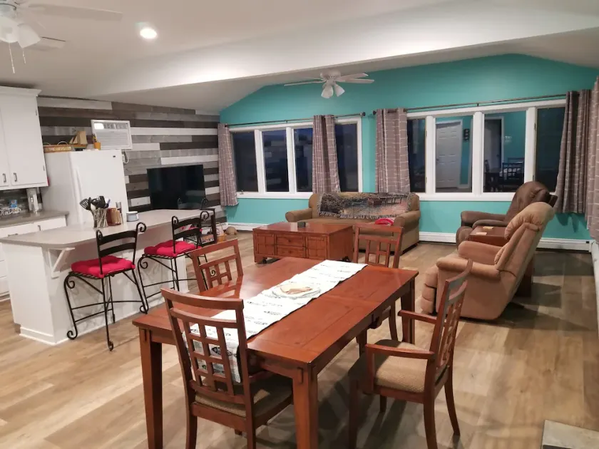 4 Season newly remodeled all sport lake cottage w/ nearby golfing & snowmobiling - Image 1