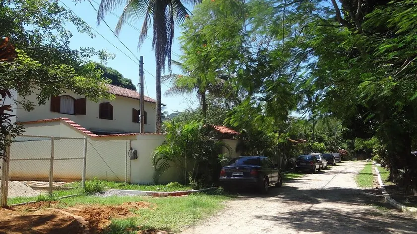 2. ferme 500m2, maison, piscine, lac, terrain de football et un barbecue. - Image 1