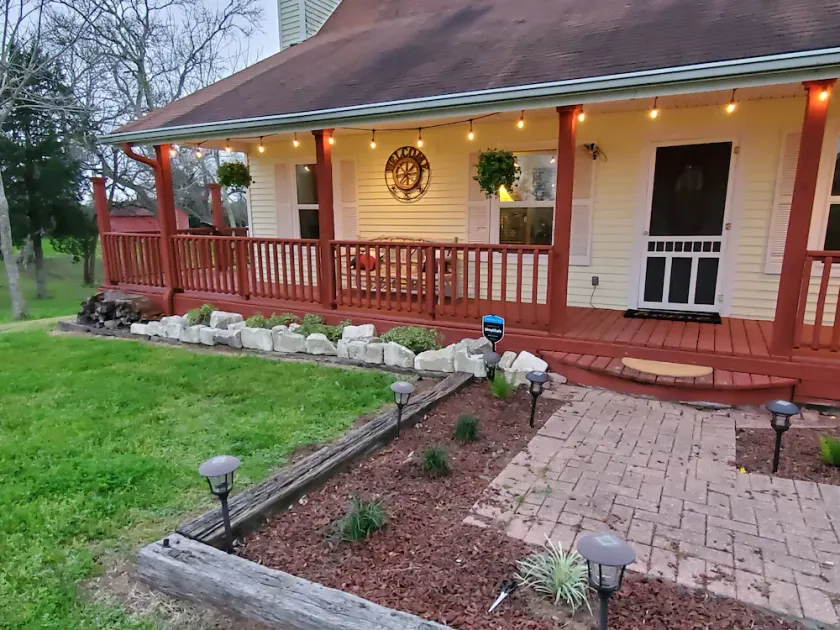 Country home located near Bellville/Sealy only 60 minutes from Houston, Tx - Image 1