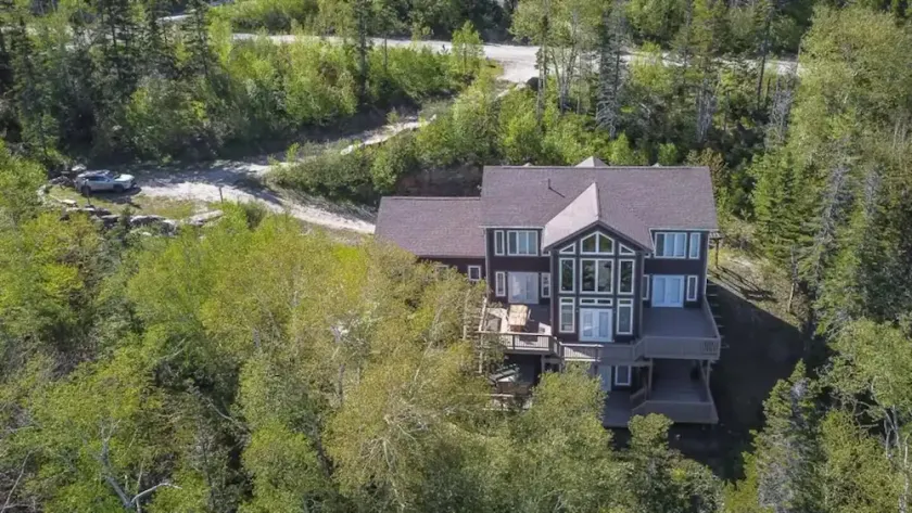 Ski/Snowboard, Snowmobile, Fishing, Hunting, Hot Tub, Chalet - Image 1