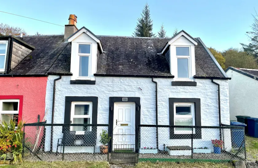 Chapelton Cottage by Loch Fyne, picturesque location - Image 1