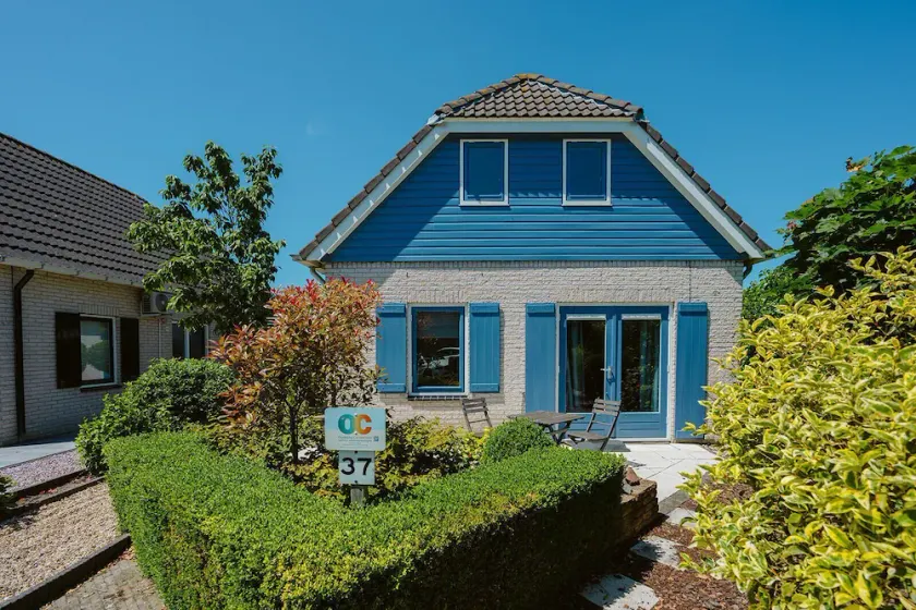The beautifully decorated holiday home is located a short distance from the beaches in the front section of the green North Sea Park. - Image 1