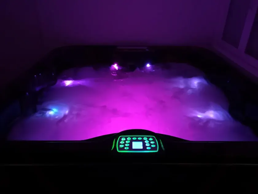 5 bedroom house with jacuzzi for 6 people in the village of Champagne - Image 1