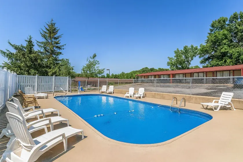 Great Relaxing Overnight Stay at Knights Inn Ashland! Pet-friendly, Pool! - Image 1