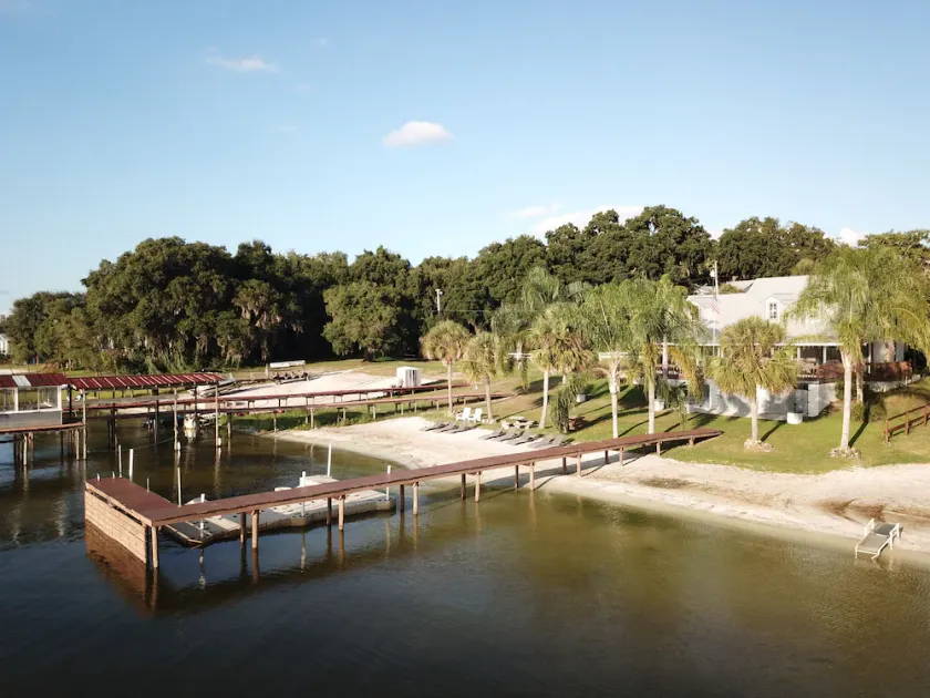 Familienhaus am See mit privatem Sandstrand und herrlichem Sonnenuntergang - Image 1