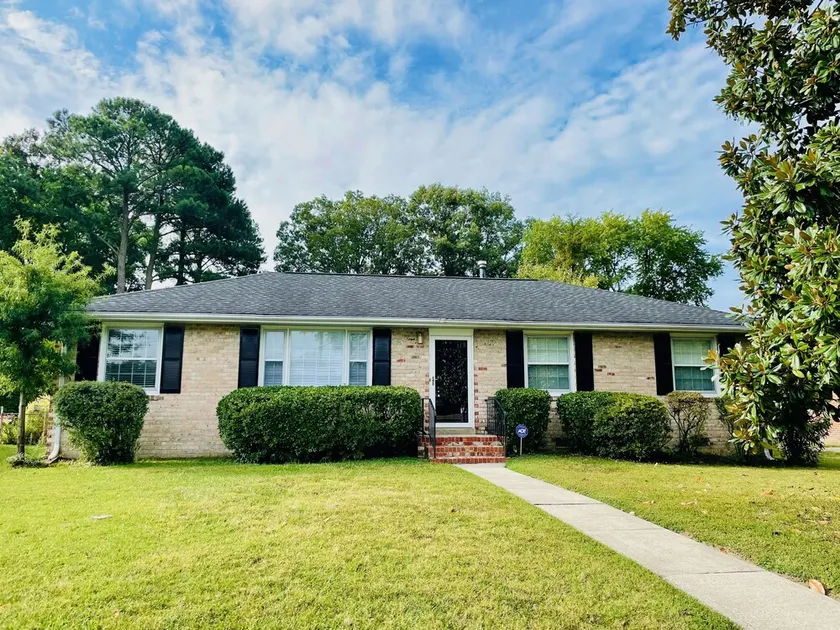 Beautiful, cozy ranch home! Private backyard! - Image 1