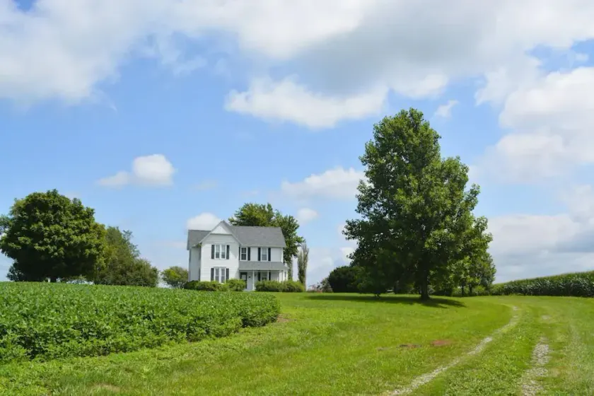 Historic farmhouse near Marshall with epic sunsets - Image 1