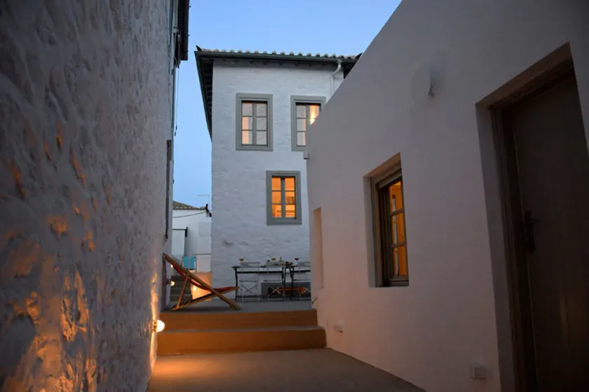Superb 19C stone house with yard, 3 mins walk - no steps - to Hydra port - Image 1