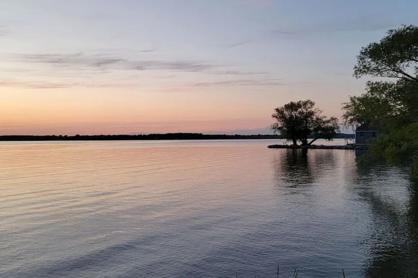 Cozy 2BR Cottage, 4min to Bay of Quinte - Image 1