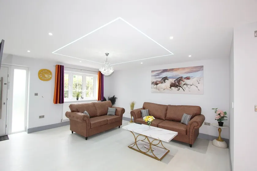 Elegant 4 Bed 3 Bath House & Parking by CozyNest - Image 1