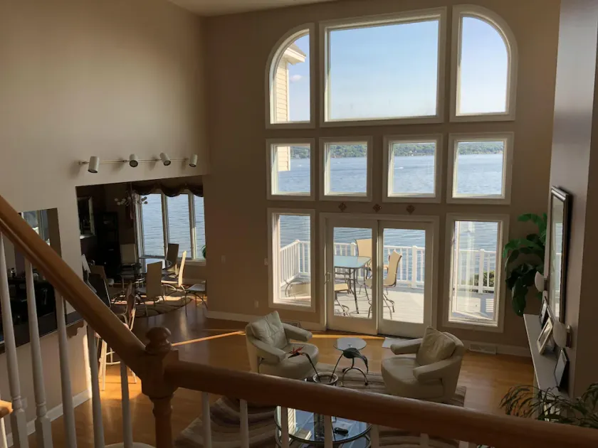 Belle maison de ville au bord de l'eau du lac Saratoga + équipements communautaires - Image 1