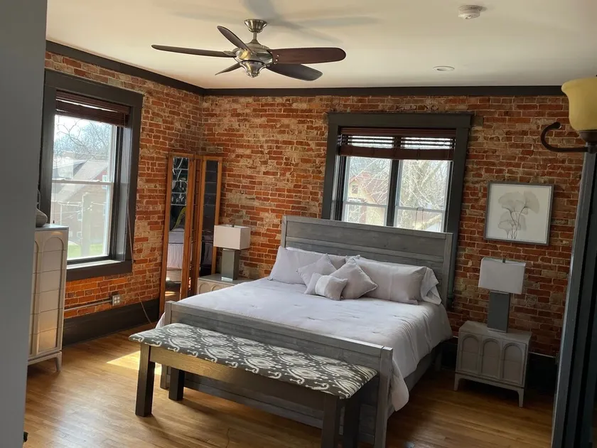 LARGE 3000 sq. ft Newly Renovated Upstairs Loft - Ideal Families & Friend - Image 1