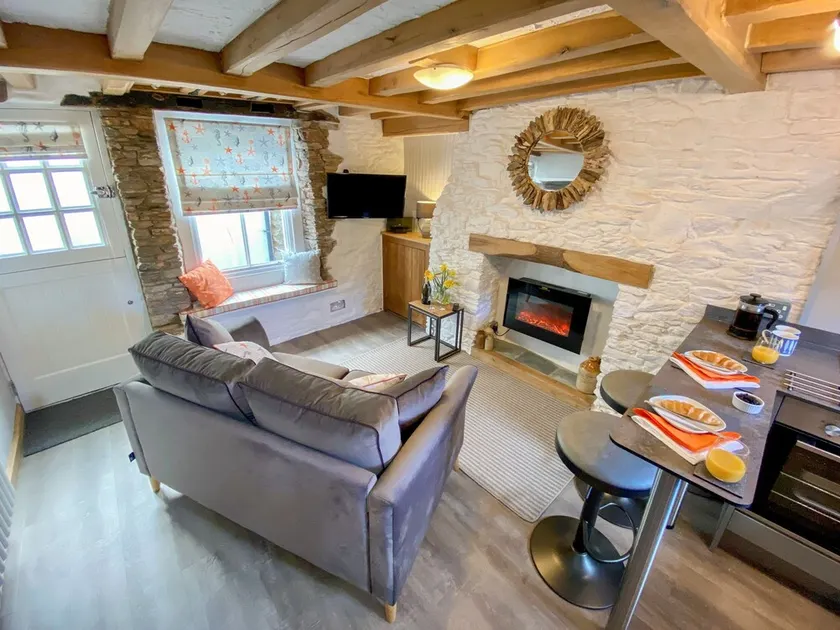 PILCHARD COTTAGE, romantic, character holiday cottage in Brixham - Image 1