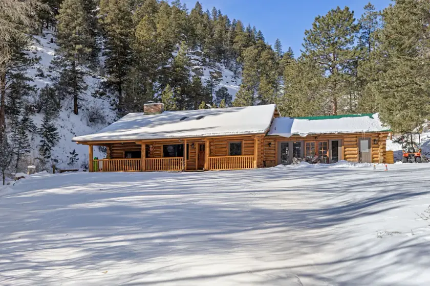 Captivating Rustic Log Cabin with Seasonal stream close to Estes Park and RMNP - Image 1