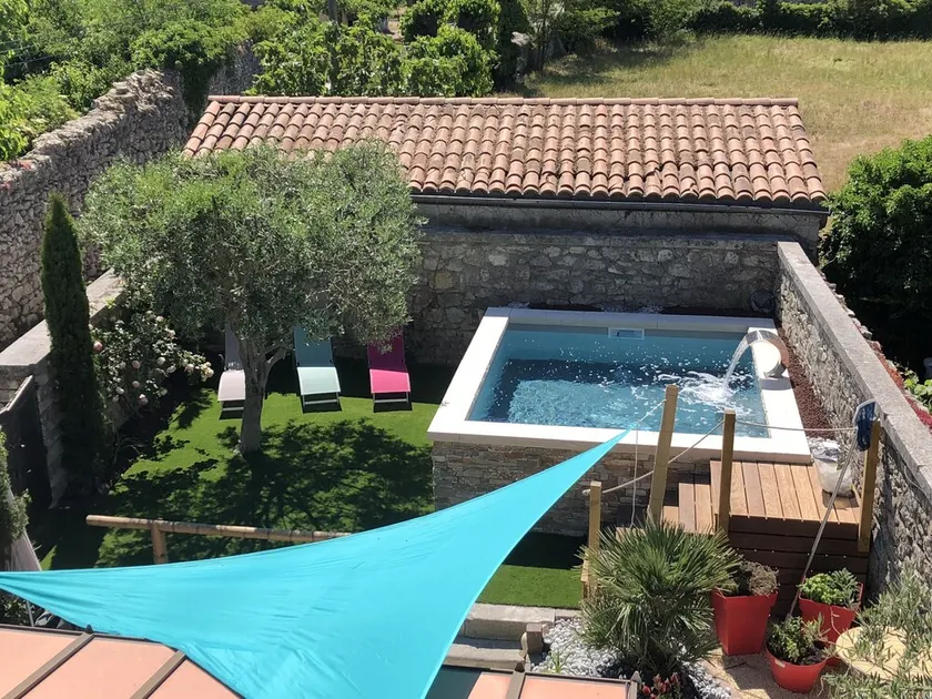 Maison en pierre rénovée dans le centre du village, climatisation et piscine - Image 1
