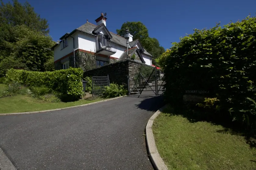 Wow 4 Bed detached house Lake Views, enviable location with Wifi, Log Burner - Image 1