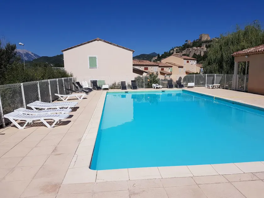 T2 Proche des Thermes, du Village et du Supermarché - Image 1