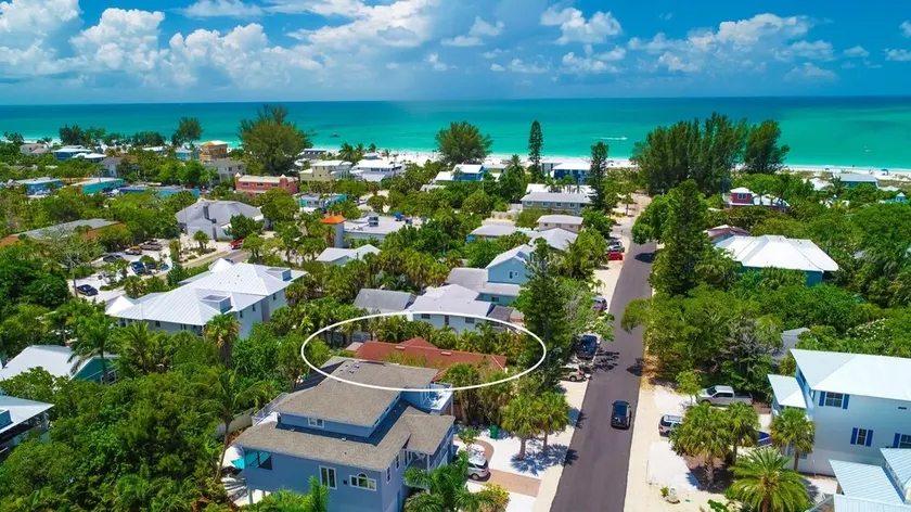 Escapade MI Oasis! À seulement 200 pas de la plage dans une rue très calme - Image 1