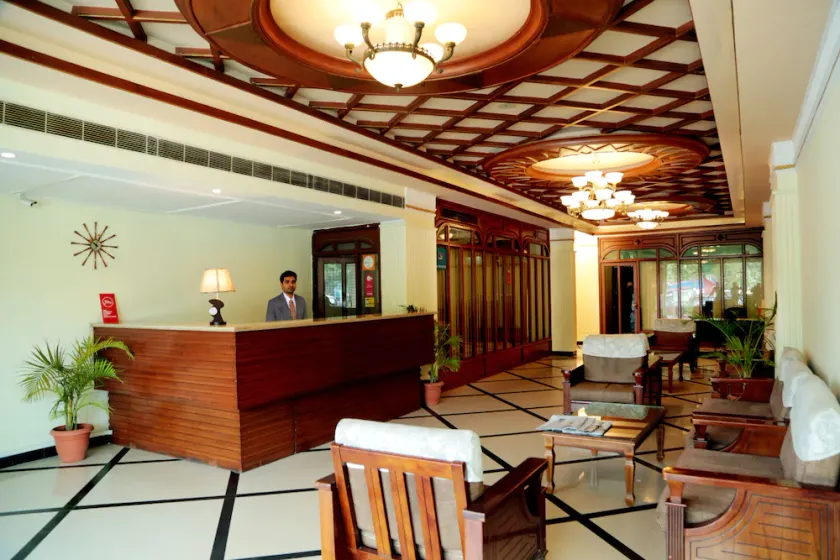 Hotel Hollyhock - Image 1