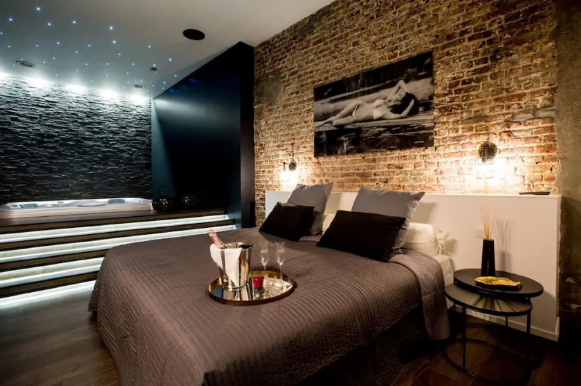 Beautiful Studio in the Center Town with Jacuzzi - Image 1