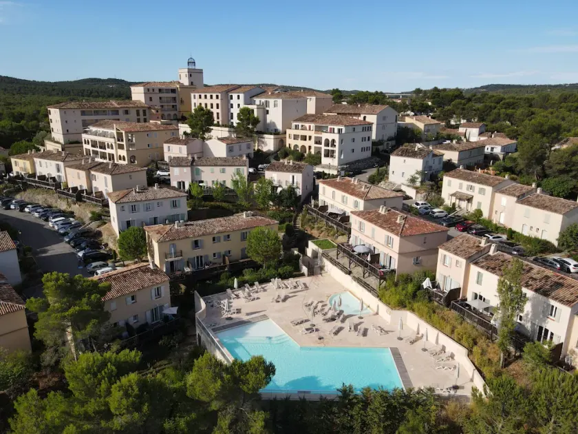 Maison de Vacances en Provence avec Piscine, Golf à Proximité, Fibre et Linge Haut de Gamme - Image 1