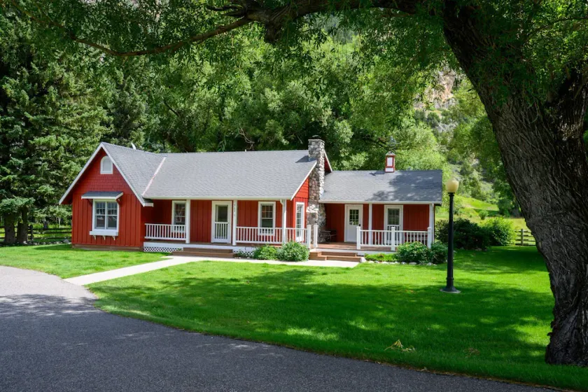 Maleriske Paradise Valley Homestead alias \"Røde hus ved Carters Bridge\" - Image 1