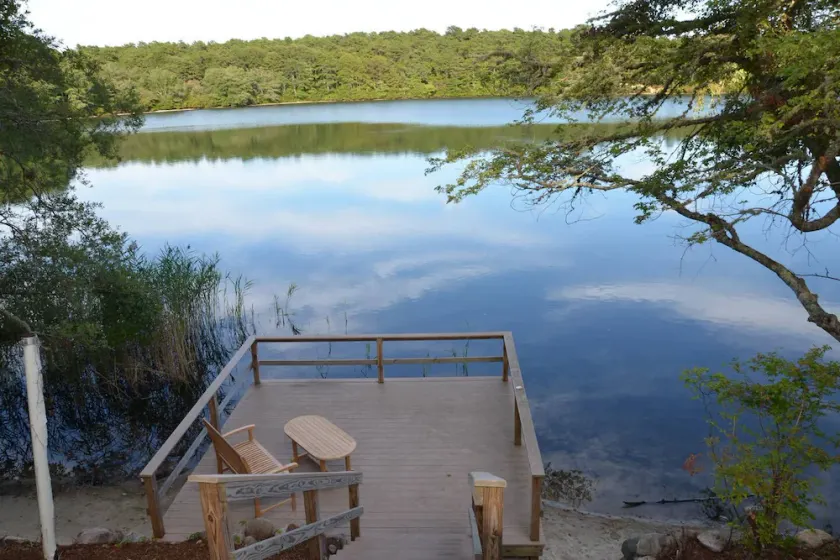 ⭐️ STUNNING WATERFRONT ⭐️Pet Friendly 3BDRM / 2BTH * FIREPIT * KAYAKS * GASFÄRSPLATS * - Image 1