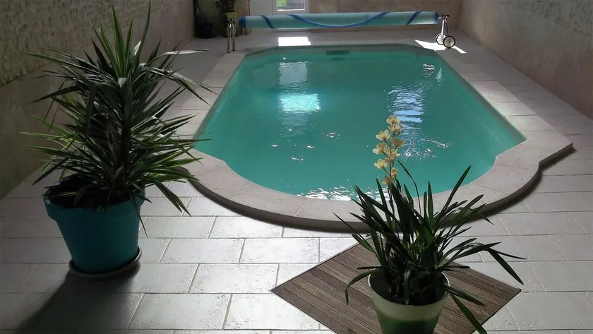 SAINTONGE ROMANE Indendørs opvarmet pool - Image 1