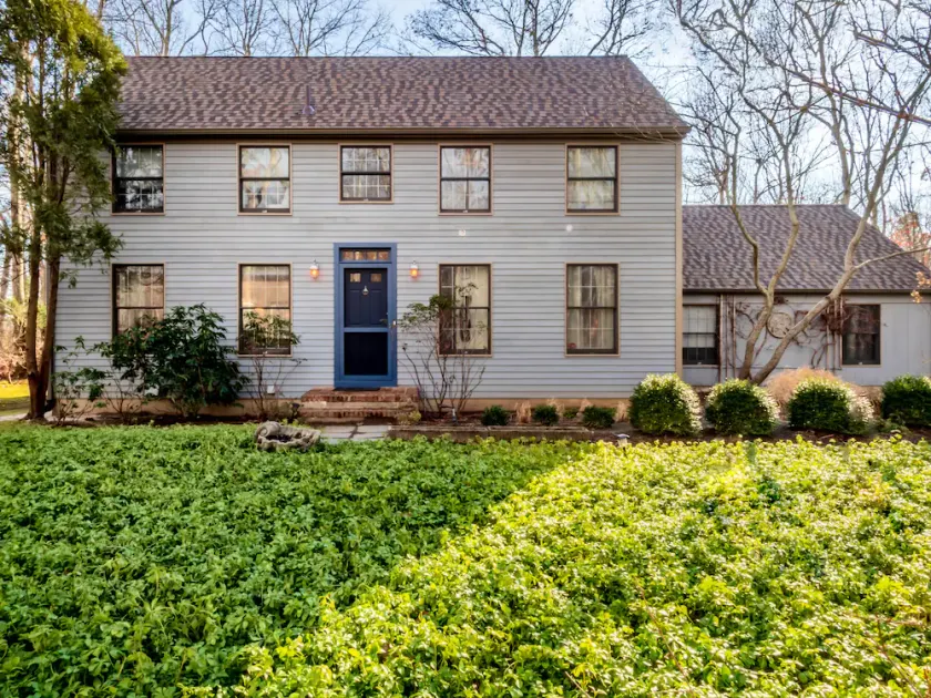 Charming bright getaway in Hampton's Saltonbox home - Image 1