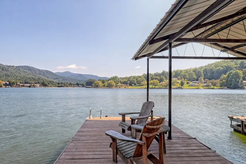Private Dock, Mountain View, Lake Front, 2 kayaks, 2 SUPs, 1 canoe, Hot tub - Image 1