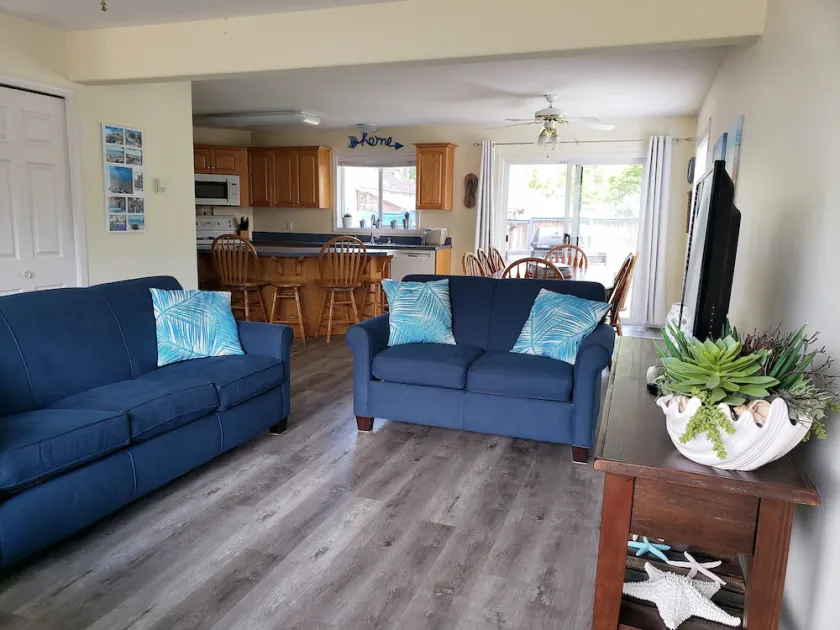 4 Bedroom Home in the Shuswap,  Close to Canoe Beach! - Image 1