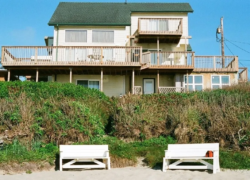 Shearwater Beach Front Vacation Rental 3000 sqft - Image 1