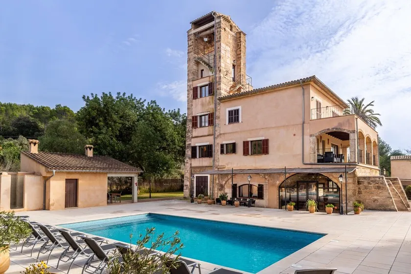 Holiday Home “Sa Mina” with Garden, Pool, Terraces, Air Conditioning & WiFi - Image 1