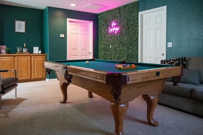 Spacious Fam-Friendly 3br W/King Suite near Strip! WiFi and Garage parking! - Image 1