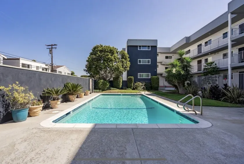 Fall Special! Luxurious, Modern Condo - Gym, Pool, Steps to Hermosa - Image 1